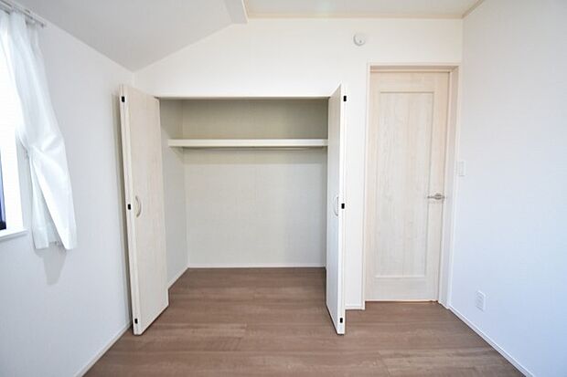 洋室はモダンなデザインと機能性を備え、快適な生活空間に。明るい窓から差し込む自然光が広々とした空間をさらに明るく開放的に感じさせます。