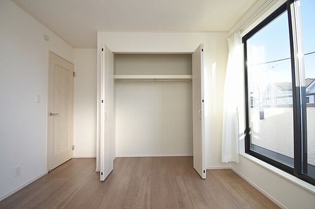 スマートなデザインと賢い収納が生活を快適にします。広々とした雰囲気を演出する工夫が施され、生活空間の魅力を引き出します。