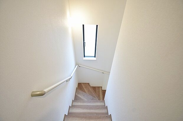 実際に室内をご見学頂くと生活のイメージが広がると思います。家具を置いたイメージや窓からの景色など。周辺で販売に出している物件も一緒にまとめてご見学頂き、比較する事もできます。