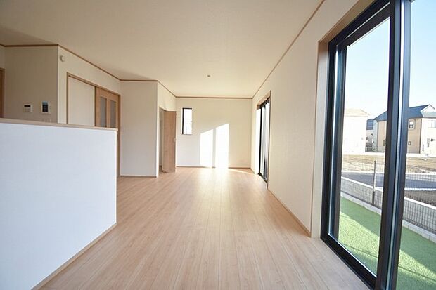 実際に室内をご見学頂くと生活のイメージが広がると思います。家具を置いたイメージや窓からの景色など。周辺で販売に出している物件も一緒にまとめてご見学頂き、比較する事もできます。