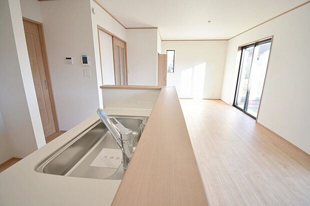 カウンターキッチンは、キッチン側とリビング側に分かれてお店間隔でのお食事も可能！！ お休みの日には、いろいろな楽しみ方を家族みんなでお楽しみください 