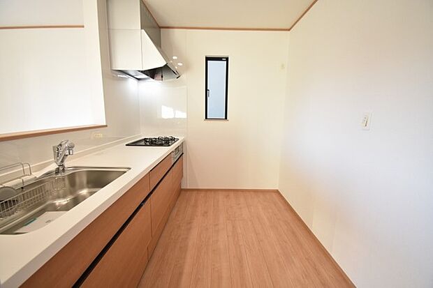 キッチンコンロスペースの近くには、空気の入れ替えが可能な開口部を設置！！ お料理をする際には、換気扇を回しながら匂いが籠らない様に開放してお料理もお楽しみ頂けます。 