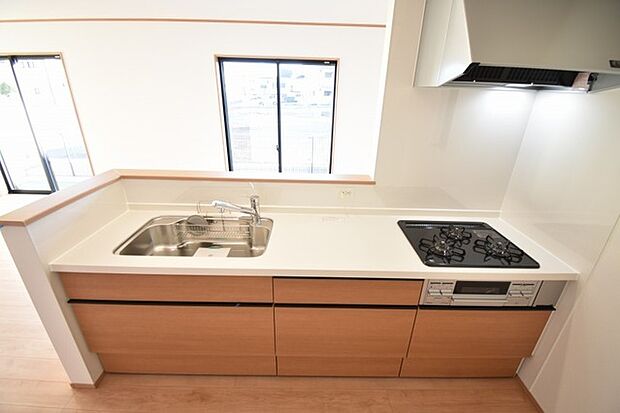 お料理をしながらリビングの家族やゲストとの会話が楽しめるカウンタータイプのキッチン。毎日のお料理を楽しく快適に。 