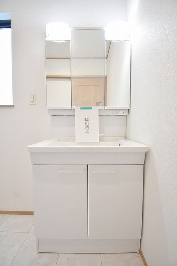 三面鏡に洗面台。 コンセントに照明機能、多機能性を備えた設備です。  