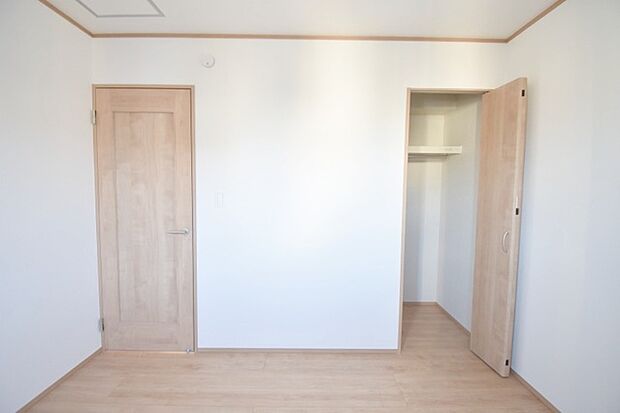 各所に効率的に配置された収納スペースがあり、日常のモノをすっきりと収納できます。 