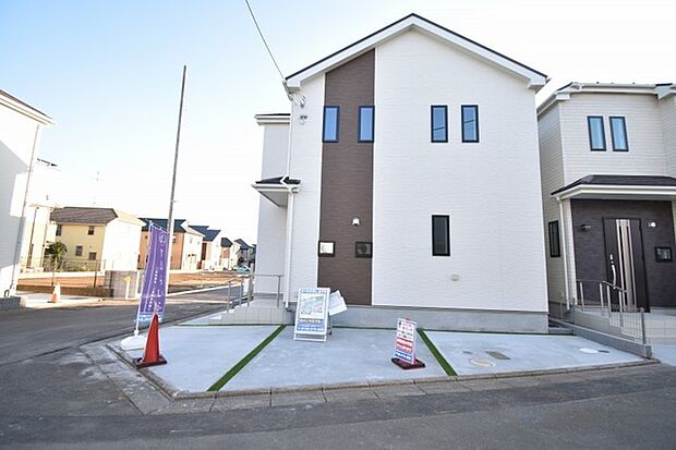 周辺の街並みの中で適度な主張、生活に溶け込むシンプルなデザインの外観が魅力の一戸建です。 