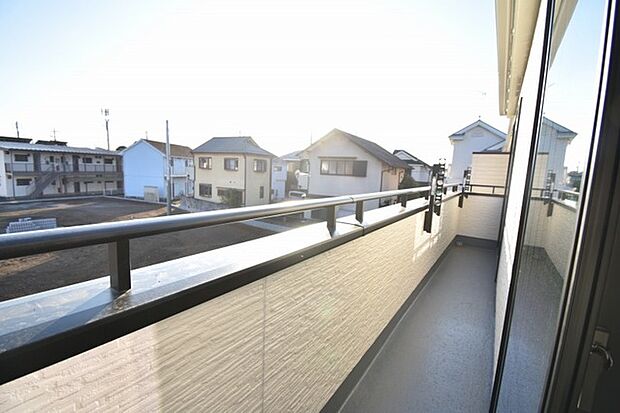 季節の変化や天気の良い日には、バルコニーでの時間が心地よく、気分をリフレッシュさせることができます。 