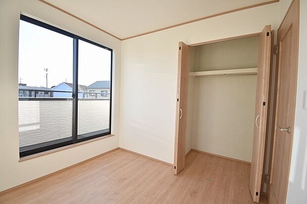 洋室はモダンなデザインと機能性を備え、快適な生活空間に。明るい窓から差し込む自然光が広々とした空間をさらに明るく開放的に感じさせます。  