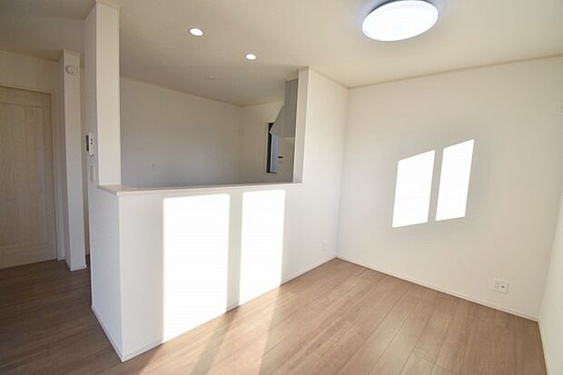 家族が食事するダイニングスペースをキッチンから見渡せる設計に。お料理をしながら家族とのコミュニケーションが増えそうな予感。