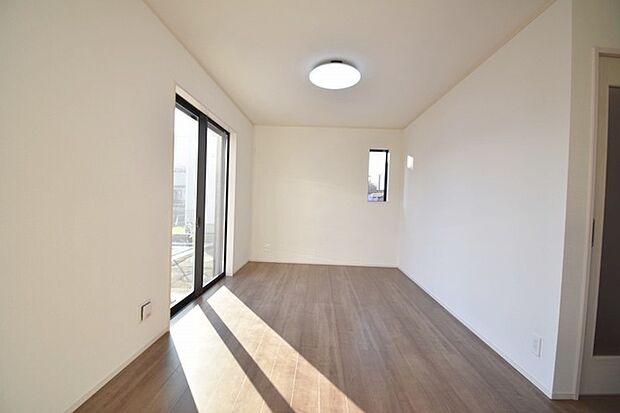 家族みんなが集まるリビング。広さを重視した家族全員が集まれるリビングは、住む上で大事な空間になります。