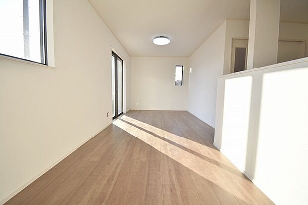 家族の集まるリビングは気持ちの良い自然光が差し込む団欒空間。室内のご見学予約も随時、受付中ですのでお気軽にお問合せください。 