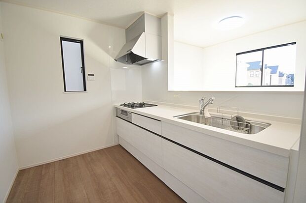 お料理をしながらリビングの家族やゲストとの会話が楽しめるカウンタータイプのキッチン。毎日のお料理を楽しく快適に。