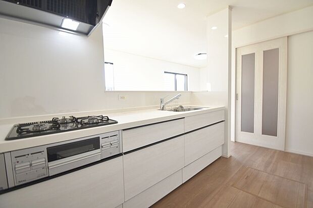 カウンターキッチンならではの開放的な見通し、全体が見渡せることでご家族の団欒スペースもより明るく笑顔が溢れる空間となります。