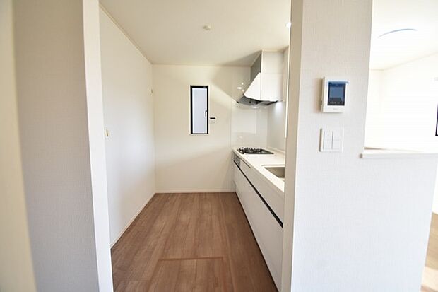 キッチンコンロスペースの近くには、空気の入れ替えが可能な開口部を設置!! お料理をする際には、換気扇を回しながら匂いが籠らない様に開放してお料理もお楽しみ頂けます。