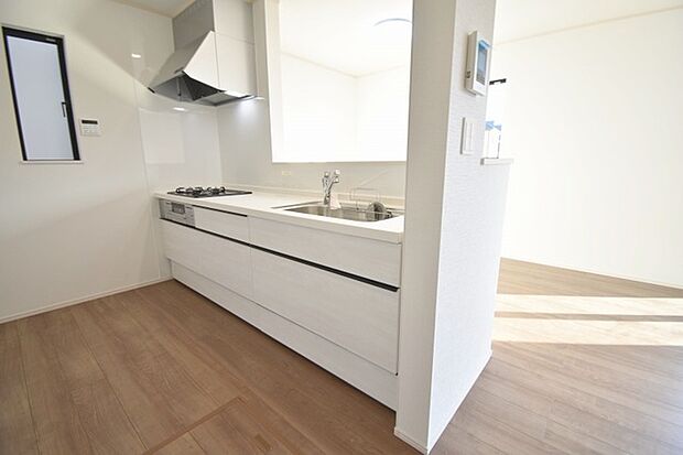 お料理をしながらリビングの家族やゲストとの会話が楽しめるカウンタータイプのキッチン。毎日のお料理を楽しく快適に。 