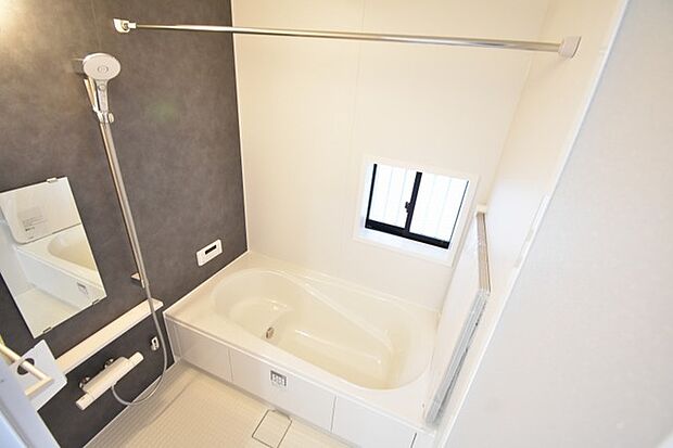 浴室乾燥機の他にも開口部のある浴室スペース。 お風呂上がりの湿気も、窓を開けておくことで改善可能。 お湯につかりながら、ちょっとした露天気分？ 