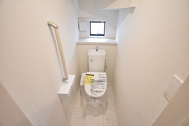 階段下を有効活用したトイレスペース。 便座はもちろんウォシュレット。