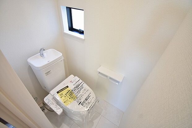 トイレにはウォシュレット機能を標準装備。