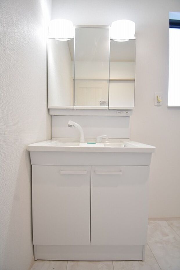 三面鏡に洗面台。 コンセントに照明機能、多機能性を備えた設備です。