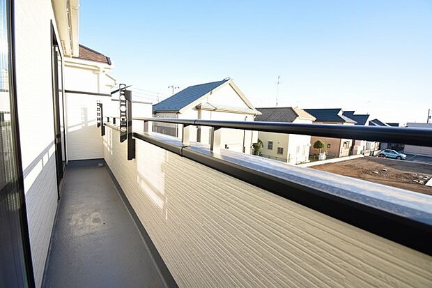 季節の変化や天気の良い日には、バルコニーでの時間が心地よく、気分をリフレッシュさせることができます。