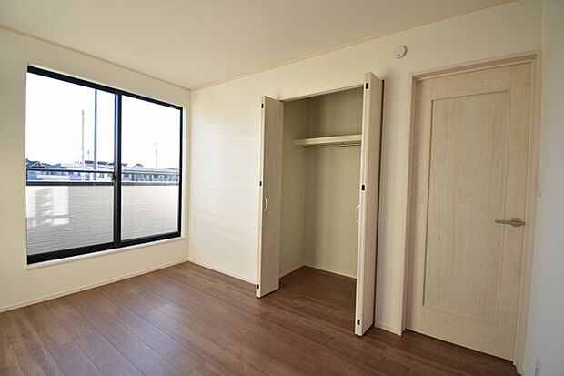 洋室はモダンなデザインと機能性を備え、快適な生活空間に。明るい窓から差し込む自然光が広々とした空間をさらに明るく開放的に感じさせます。