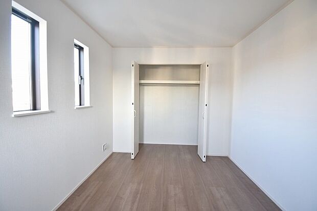 スタイリッシュなデザインと快適な居住性を兼ね備えた洋室。広々とした空間は、自分らしいインテリアを楽しむことができるほか、リラックスした時間を過ごすことができそうです。 