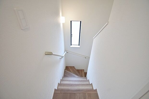 実際に室内をご見学頂くと生活のイメージが広がると思います。家具を置いたイメージや窓からの景色など。周辺で販売に出している物件も一緒にまとめてご見学頂き、比較する事もできます。