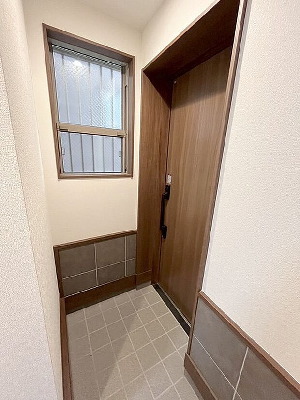 玄関は家の第一印象を左右する重要な場所。ほどよい広さとスタイリッシュな色遣いが印象的です。