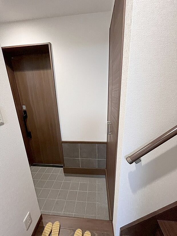 コンパクトながらも、使い勝手の良い玄関スペース。明るいデザインと、収納スペースを効果的に配置することで、使い勝手を最大限に引き出しています。