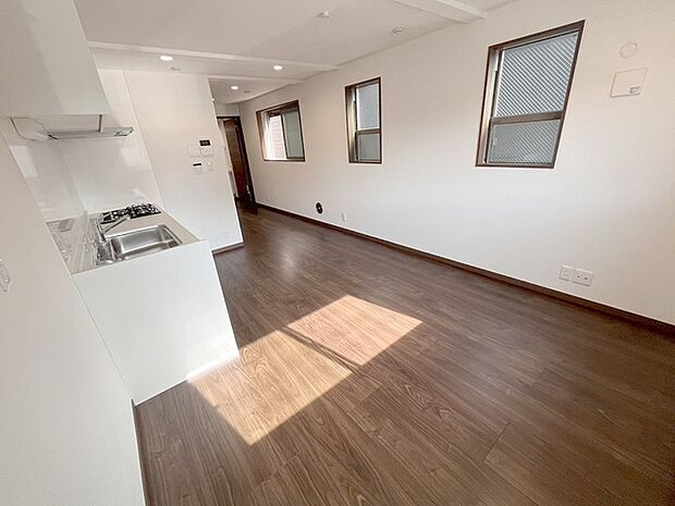 家族が食事するダイニングスペースをキッチンから見渡せる設計に。お料理をしながら家族とのコミュニケーションが増えそうな予感。