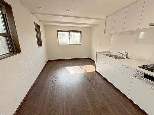 家族が一番集まる場所だから広々としつつも素敵な空間であって欲しい。みんながくつろぐリビングからキッチンまでが一つの空間のように繋がる間取り。