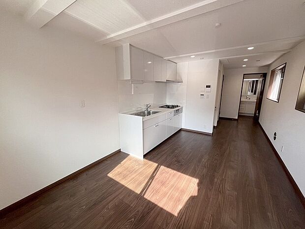 実際に室内をご見学頂くと生活のイメージが広がると思います。家具を置いたイメージや窓からの景色など。周辺で販売に出している物件も一緒にまとめてご見学頂き、比較する事もできます。