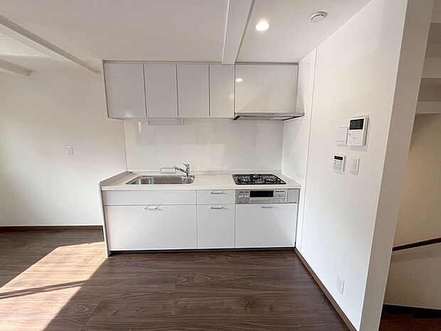 家族が食事するダイニングスペースをキッチンから見渡せる設計に。お料理をしながら家族とのコミュニケーションが増えそうな予感。