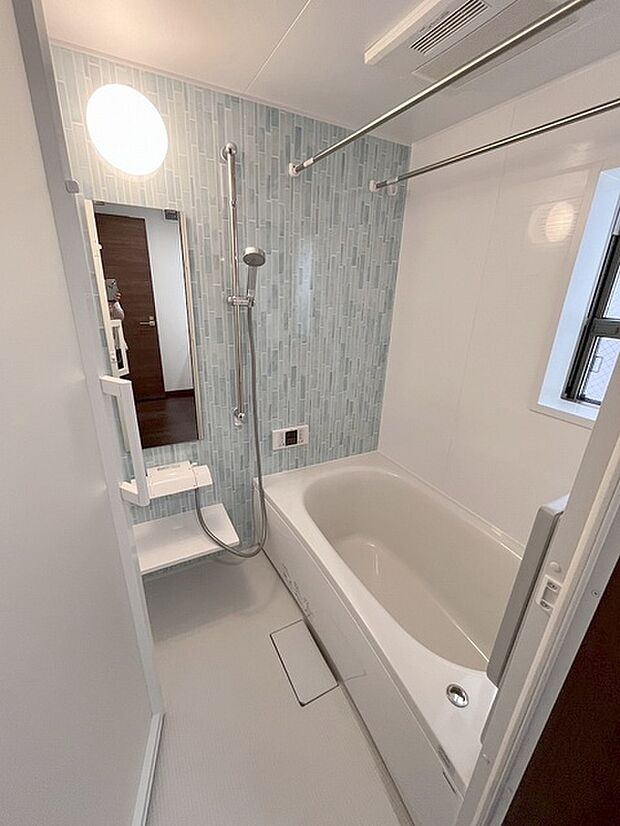 一日の疲れを癒してくれるゆったりとしたバスルームです。