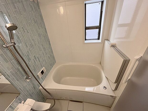 一日の疲れを癒してくれるゆったりとしたバスルームです。