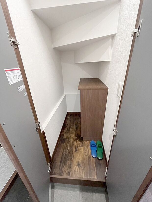 各所に効率的に配置された収納スペースがあり、日常のモノをすっきりと収納できます。 