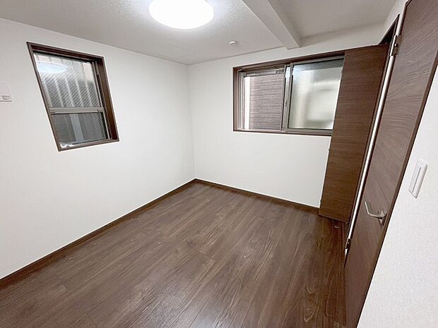 洋室はモダンなデザインと機能性を備え、快適な生活空間に。明るい窓から差し込む自然光が広々とした空間をさらに明るく開放的に感じさせます。