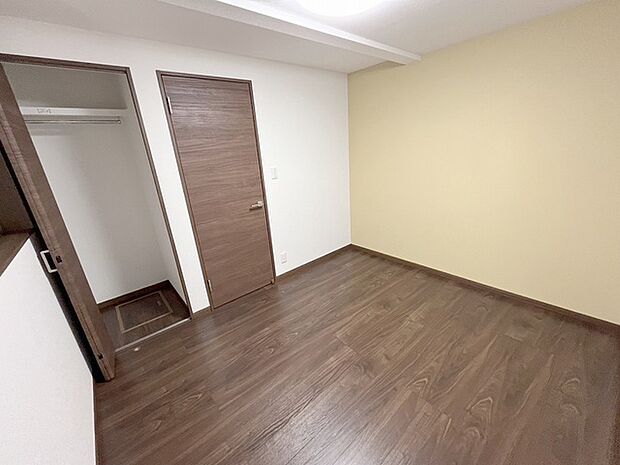 スマートなデザインと賢い収納が生活を快適にします。広々とした雰囲気を演出する工夫が施され、生活空間の魅力を引き出します。