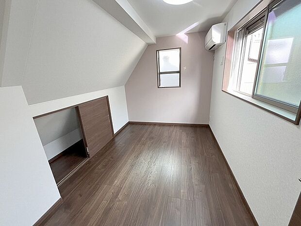 勾配天井の2階のお部屋。この勾配の角度がお洒落な雰囲気を感じさせてくれます。