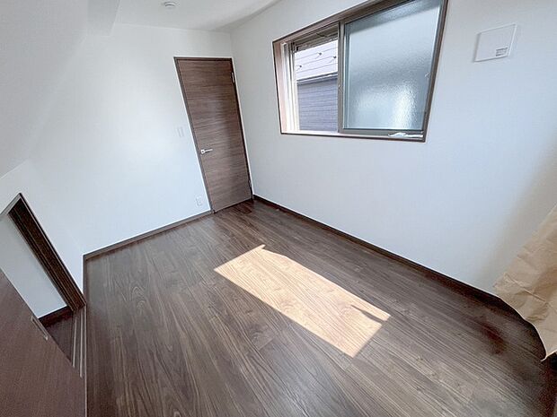 スタイリッシュなデザインと快適な居住性を兼ね備えた洋室。広々とした空間は、自分らしいインテリアを楽しむことができるほか、リラックスした時間を過ごすことができそうです。