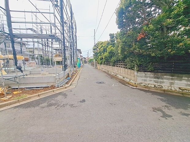 安心して暮らすことのできる住宅街。　住宅地の道路は一般に交通量が少なく車などの騒音が少ないため、住民にとって静かな生活環境が提供されます。 