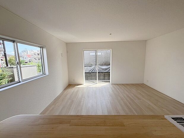 カウンターキッチンならではの開放的な見通し、全体が見渡せることでご家族の団欒スペースもより明るく笑顔が溢れる空間となります。 