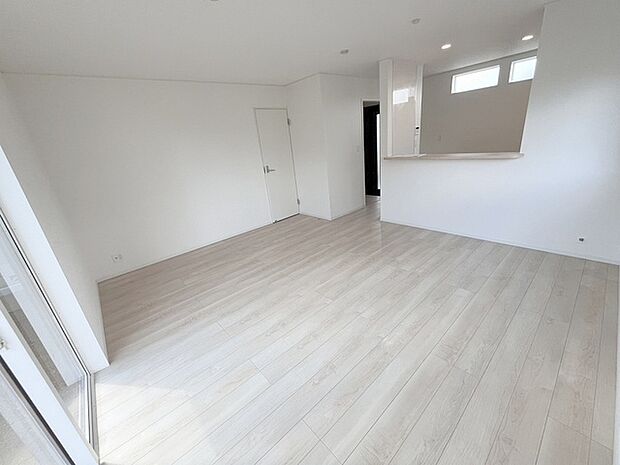 家族が食事するダイニングスペースをキッチンから見渡せる設計に。お料理をしながら家族とのコミュニケーションが増えそうな予感。 