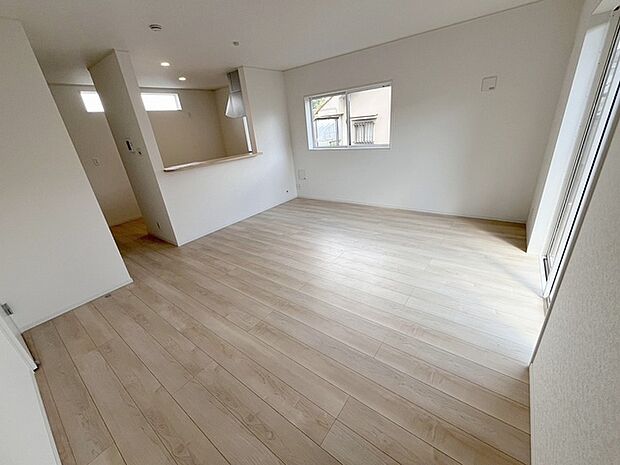 家族の集まるリビングは気持ちの良い自然光が差し込む団欒空間。室内のご見学予約も随時、受付中ですのでお気軽にお問合せください。 