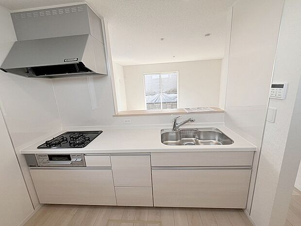 お料理をしながらリビングの家族やゲストとの会話が楽しめるカウンタータイプのキッチン。毎日のお料理を楽しく快適に。 