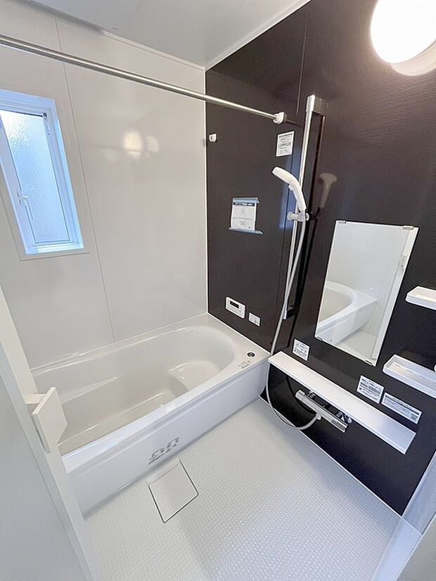 一日の疲れを癒してくれるゆったりとしたバスルームです。 