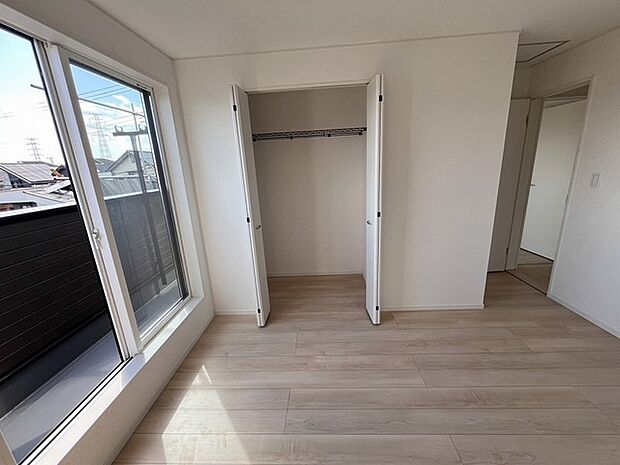 豊富な収納スペースもこの物件の特長の一つ。各所に収納が完備されており、生活をスッキリと整えることができます。 
