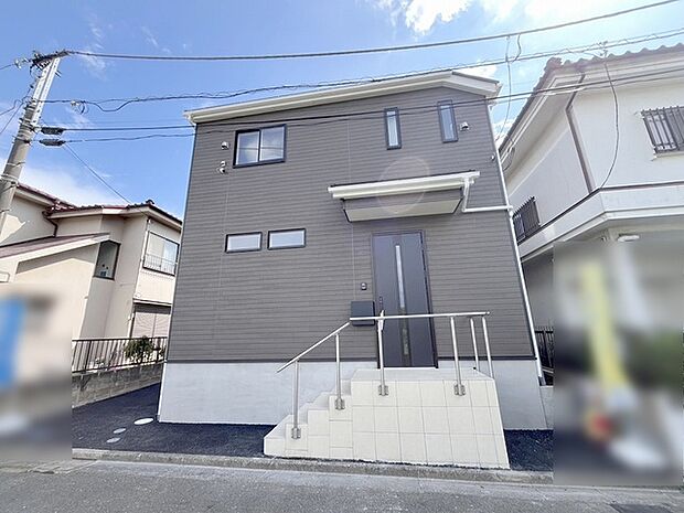 周辺の街並みの中で適度な主張、生活に溶け込むシンプルなデザインの外観が魅力の一戸建です。 