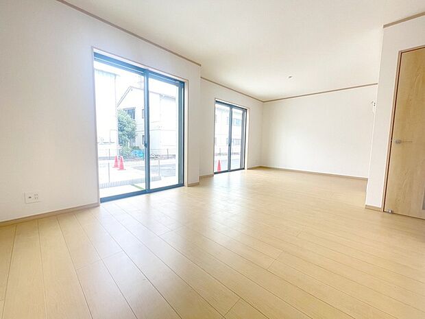 家族の集まるリビングは気持ちの良い自然光が差し込む団欒空間。室内のご見学予約も随時、受付中ですのでお気軽にお問合せください。 