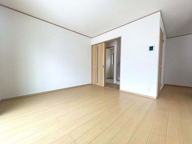 家族が一番集まる場所だから広々としつつも素敵な空間であって欲しい。みんながくつろぐリビングからキッチンまでが一つの空間のように繋がる間取り。 